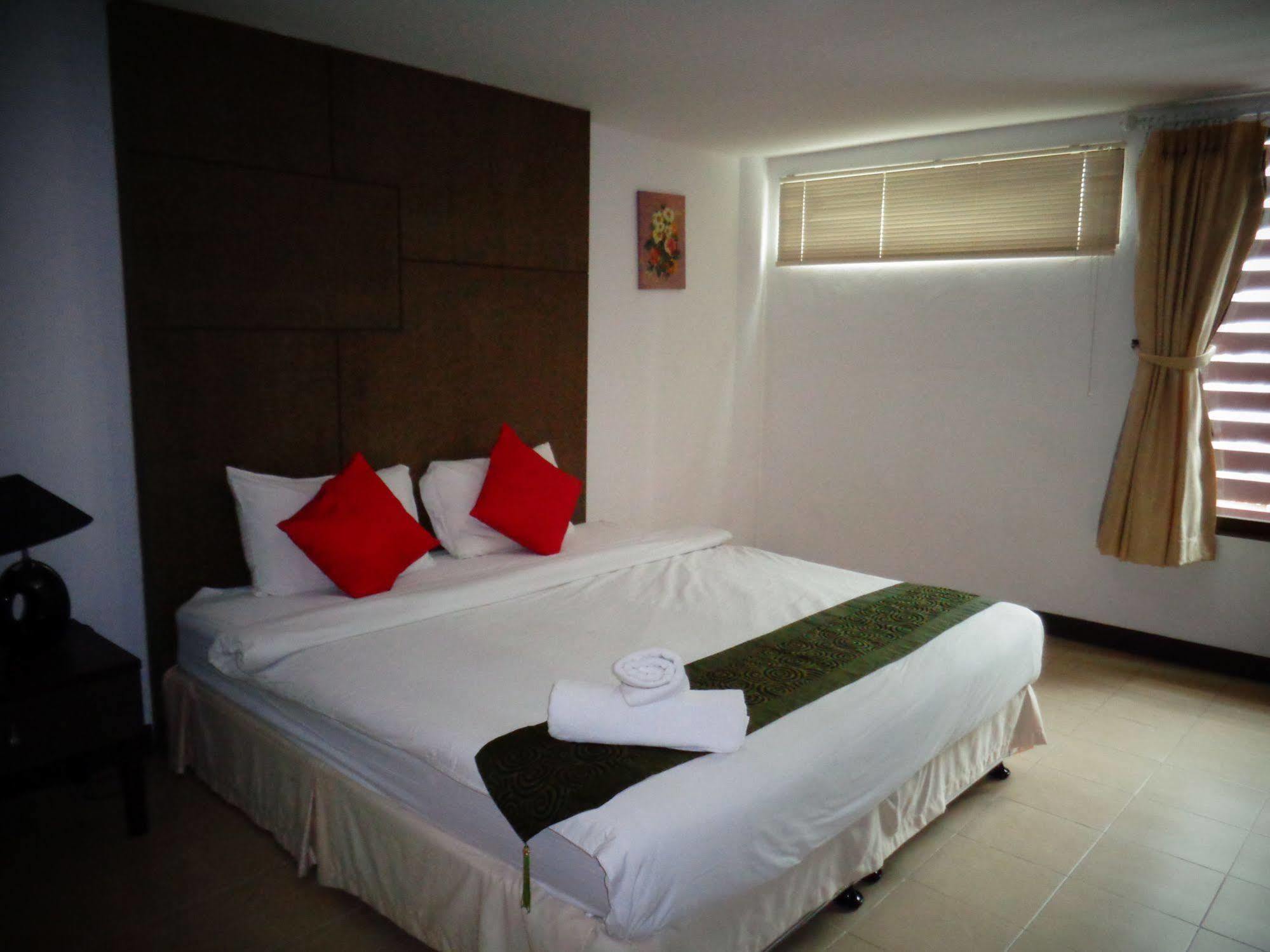 Bgw Phuket Hostel Patong Buitenkant foto